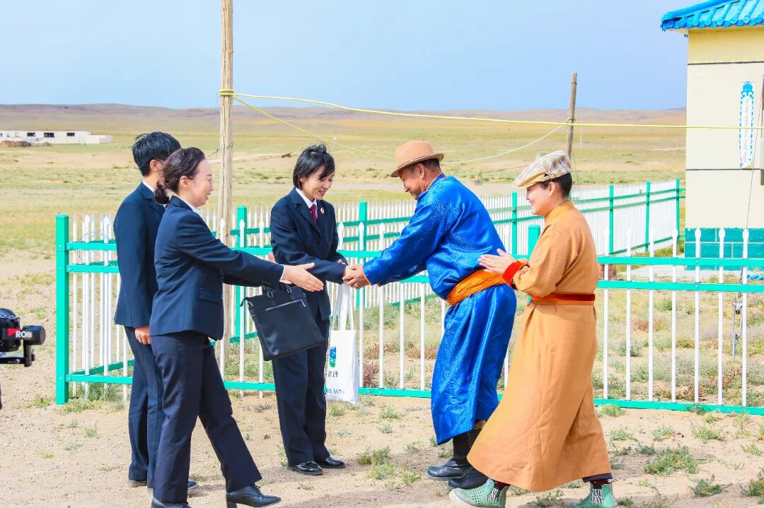 达茂联合旗人民检察院“马背检察官“成员到牧点走访.jpg 达茂联合旗人民检察院“马背检察官“成员到牧点走访.jpg