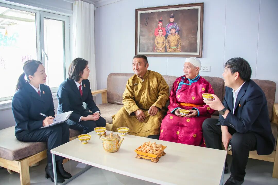 全国模范检察官潘志荣带领达茂联合旗人民检察院“马背检察官“成员深入牧点了解草场纠纷案件.jpg 全国模范检察官潘志荣带领达茂联合旗人民检察院“马背检察官“成员深入牧点了解草场纠纷案件.jpg