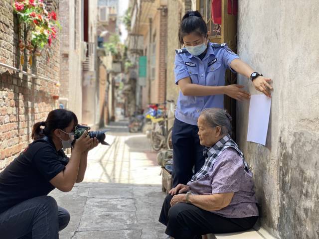 广东政法机关将教育整顿成效迅速转化为服务群众强大动力。图为公安机关窗口工作人员上门为老年人主动提供“上门办”服务。