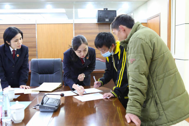 广东政法机关将教育整顿成效迅速转化为服务群众强大动力。图为中山市检察院发挥检察职能，为一名突遭家庭变故的未成年人提供司法救助。