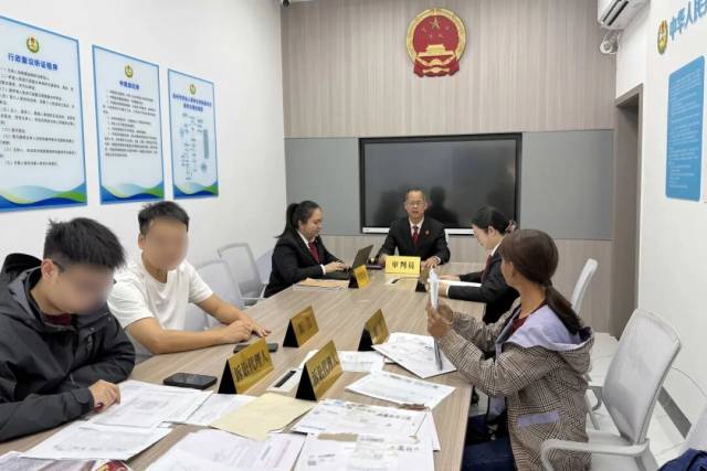 高州法院派驻市综治中心法官在调解一起民间借贷纠纷