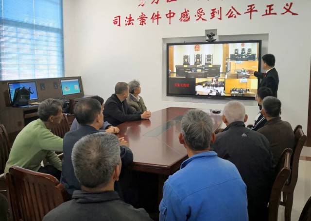 新垌法庭联合长流村干部在司法惠民服务中心为群众开展法治宣讲