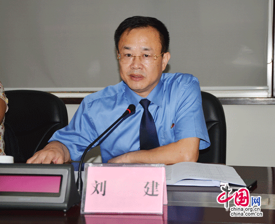 长沙市人民检察院副检察长刘健向记者介批捕权上移落实情况