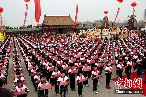 两千中小学生老子故里鹿邑诵读《道德经》
