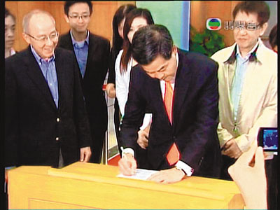 梁振英根据选举条例签法定声明 确认无政党背景