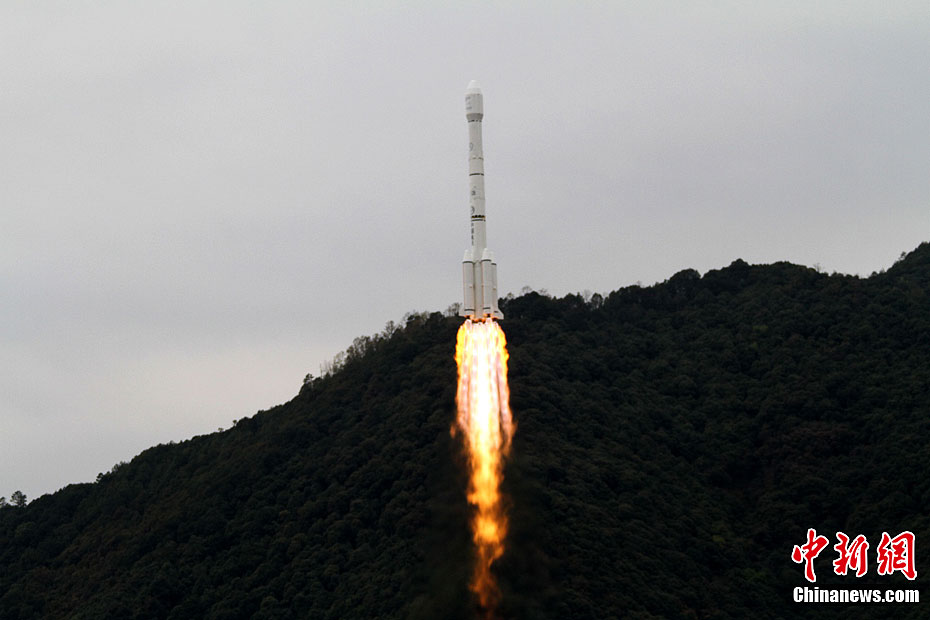 中国成功发射“亚太7号”通信卫星