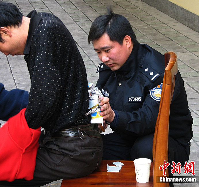 排爆特警谭刚：让炸弹变“哑弹”的人