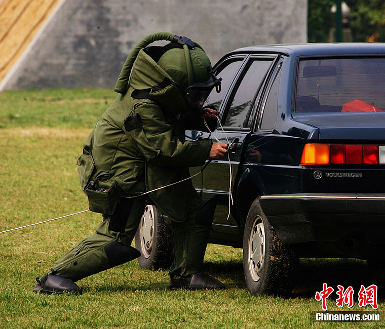 排爆特警谭刚：让炸弹变“哑弹”的人
