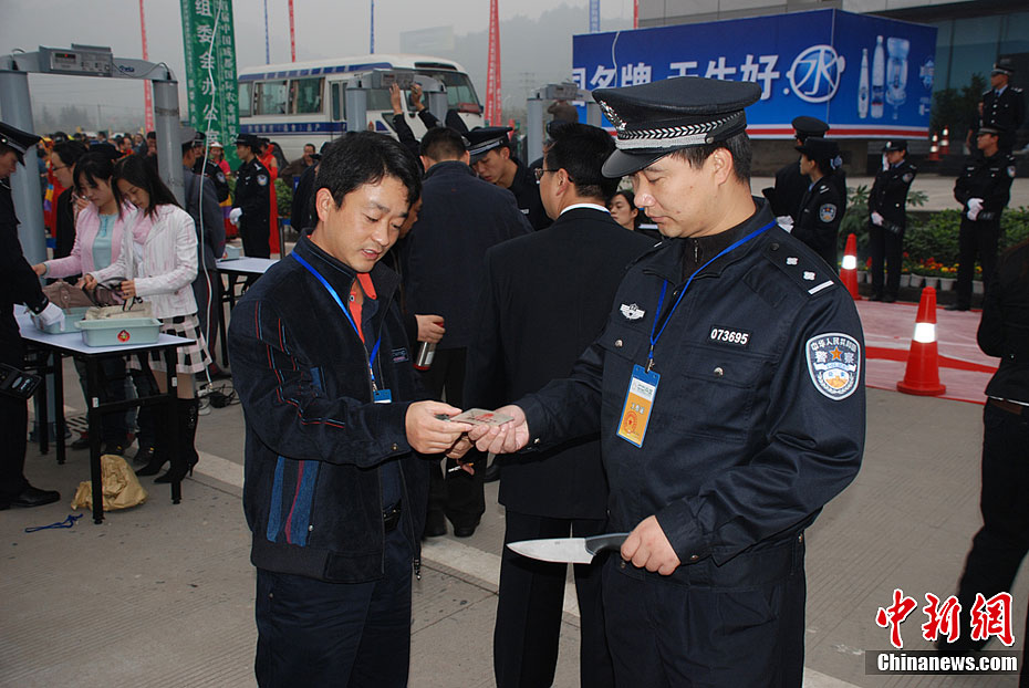 排爆特警谭刚：让炸弹变“哑弹”的人