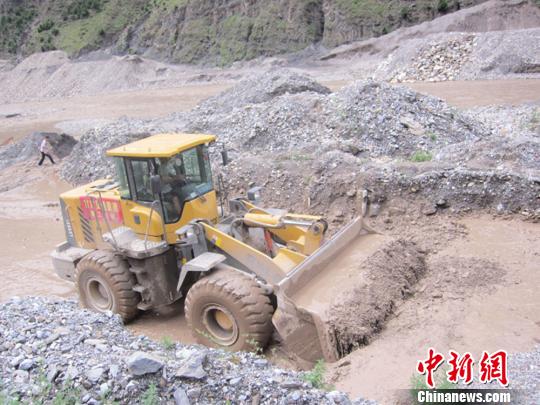 甘肃强降雨已致1死3失踪公路损毁严重（图）