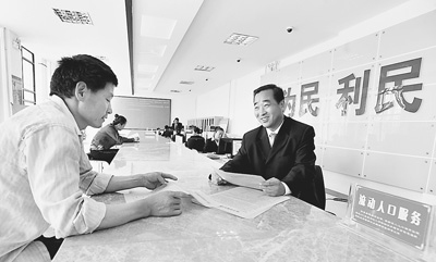 嘉峪关市石桥综合服务中心工作人员正在为居民办理业务。 　　资料图片