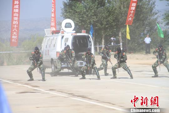 河北张家口上千官兵举行应急处突实战演习