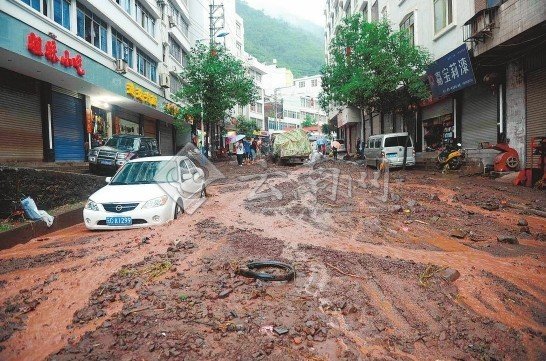泥石流致彝良灾区安置点千余人午夜大转移（图）