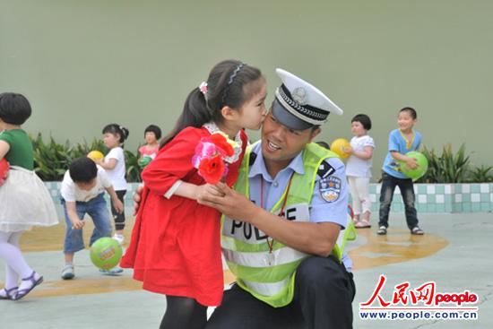 “最美警察”：江苏南通市通州区公安局城区交巡警中队民警陈忠林