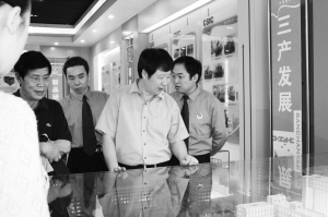 检察长带队深入重点企业开展预防调研