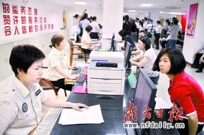 广州市海珠区沙园街创新街道管理、服务、执法“三位一体”办事窗口。符超军