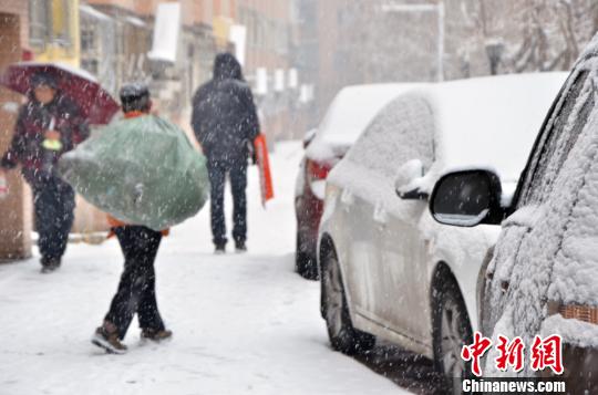 新疆玛依塔斯遭风雪袭击道路封闭25车60人被救出