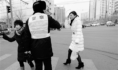 今天上午，在朝阳区慧忠路口，19名闯红灯的行人分别“吃”了10元的罚单。