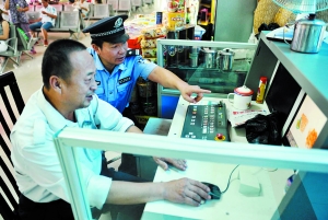     在海口东站，丁为民警官在了解货运安检情况。海口晚报记者 黄一冰 摄