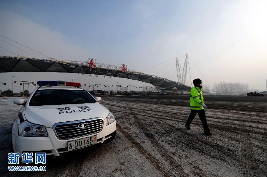 高速警花常鸿玲：警车当办公桌