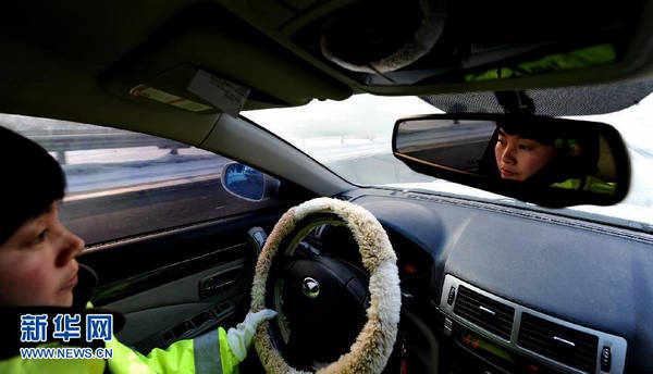 高速警花常鸿玲：警车当办公桌