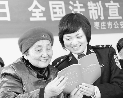 翻阅2012：制度建设彰显人权维护民生（图）