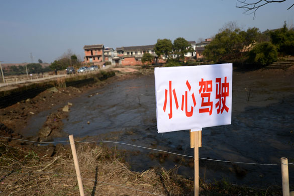 贵溪市交通部门在事故现场设置了“小心驾驶”警示牌（2012年12月25日摄）。 摄影：新华社记者 周科