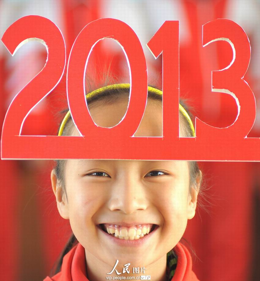 12月31日,山东省沂源县振兴路小学的小学生们展示自制的贴有“2013”字样的个性头饰,迎接即将到来的新年。当日,山东省沂源县振兴路小学开展“秀头饰,迎新年”活动,小学生们利用废旧物品制作了环保低碳的个性头饰等新年饰品,喜迎新年的到来。赵东山/人民图片