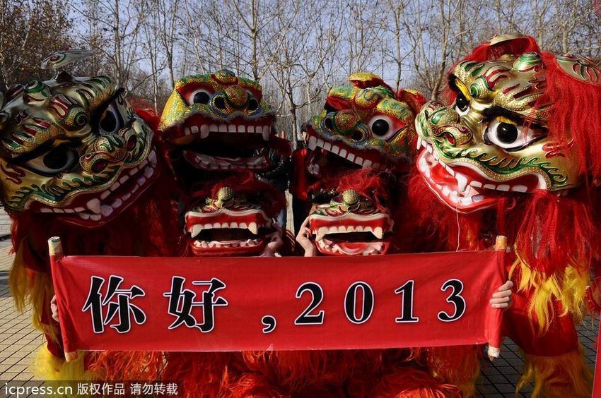 2012年12月31日,山东聊城大学体育学院的大学生们在庆元旦迎新年活动中表演舞狮。 张振祥/东方IC