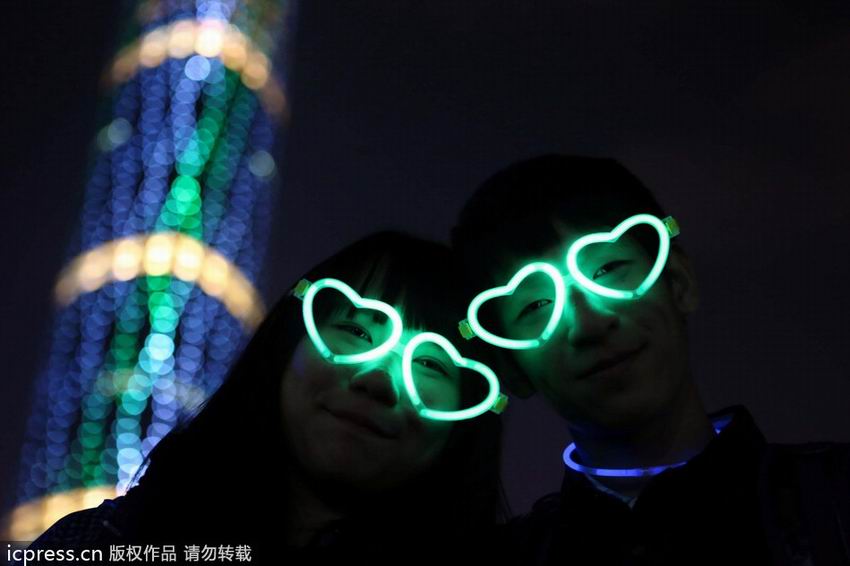2013年1月1日,倒计时,广州花城广场,市民迎接2013新年到来。一对情侣戴着夜光爱心眼睛,对着记者镜头微笑。周宁/东方IC