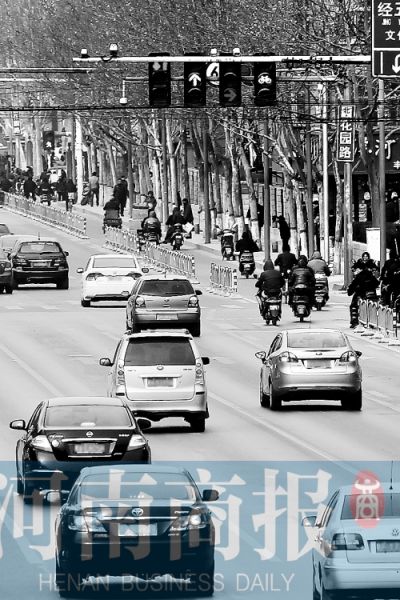 新交规实施头几天，不少司机对“黄灯禁止通行”不习惯 河南商报记者 侯建勋/摄