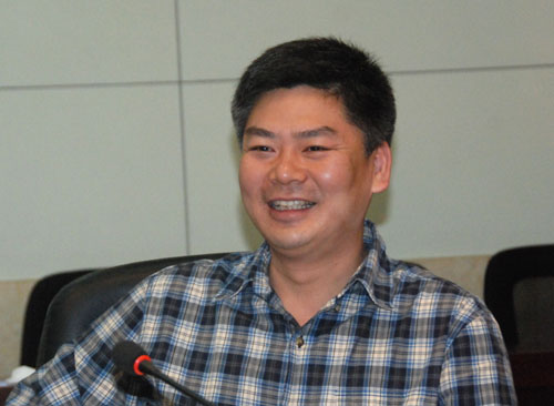 贵阳市白云区区委常委、区委政法委书记、区禁毒委副主任许俊松介绍禁毒工作情况
