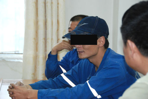 阳光友爱班组成员接受记者采访