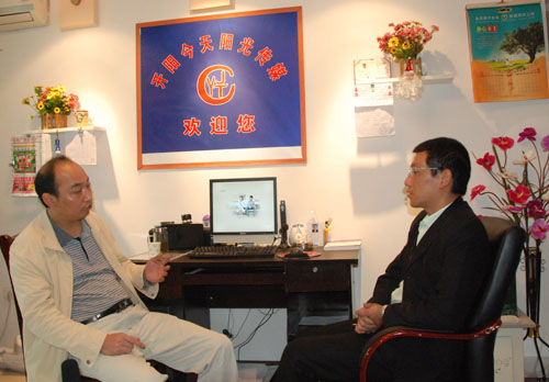贵阳市开阳县戒毒康复人员姚礼剑（右）与开阳县禁毒委同志谈心