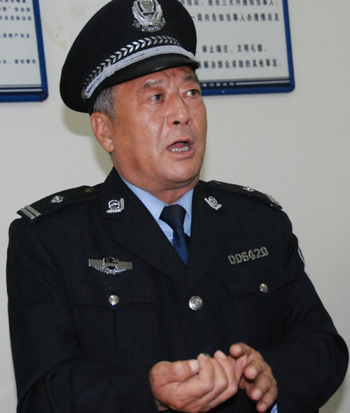 社区民警李景和接受记者采访