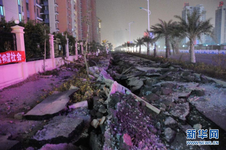 #（突发事件）（1）广西北海地下管道发生爆炸 掀翻80米路面