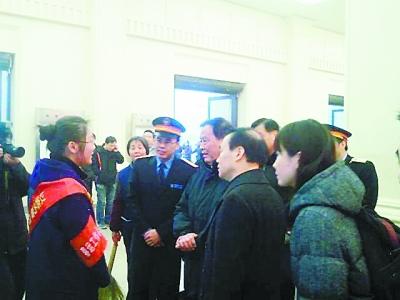 在售票大厅观察旅客买票 到候车大厅看开水热不热