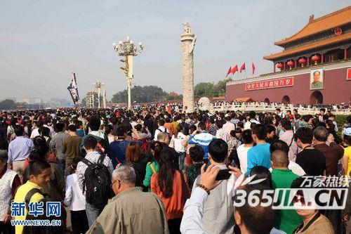 十一黄金周人潮汹涌 凸显国人“假日渴求”