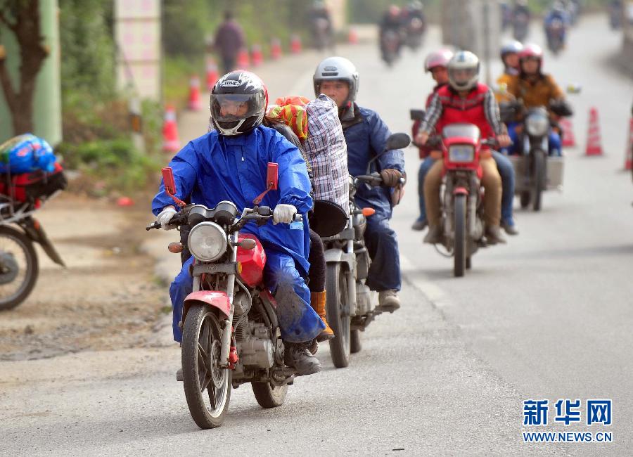 （走基层 听民声）（1）为省钱，他们骑摩托返乡