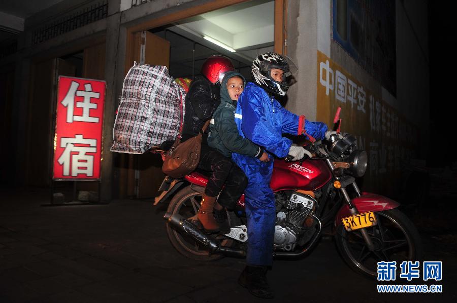 （走基层 听民声）（2）为省钱，他们骑摩托返乡