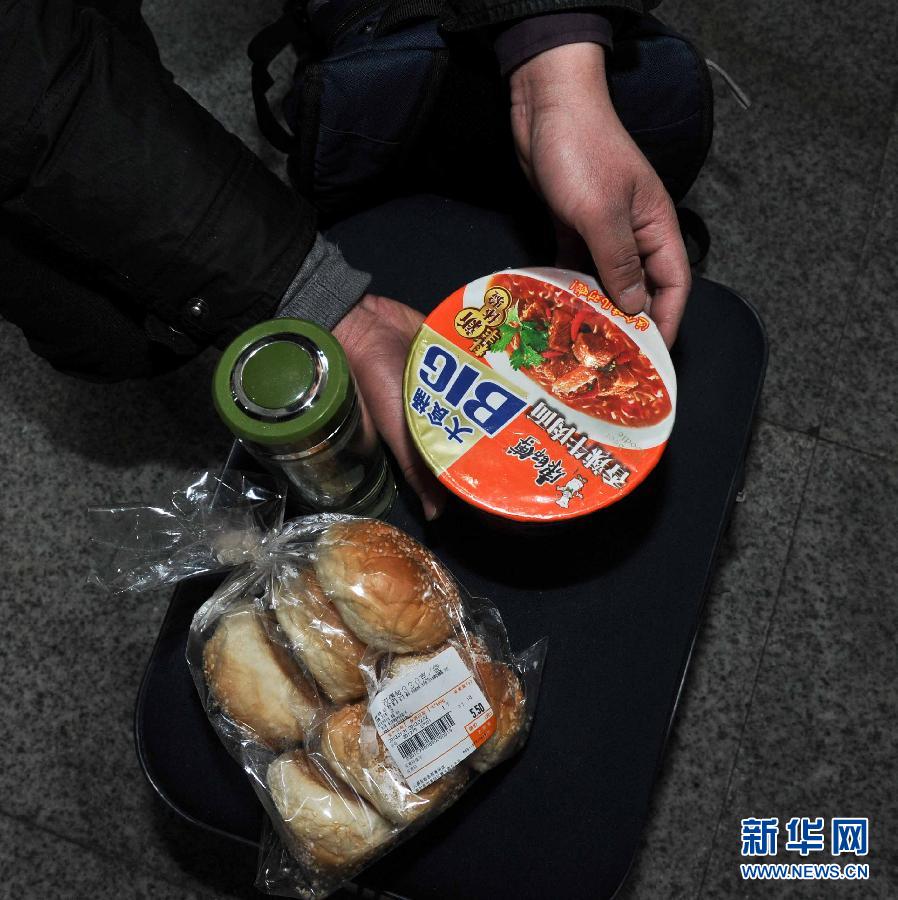 （走基层 听民声）（3）“省吃”回家路