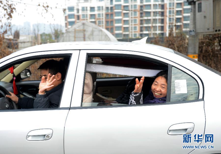 （新春走基层）（3）回家的路上，我们这样省钱