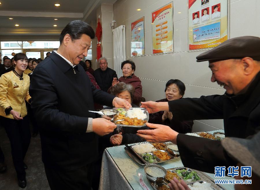 （时政）习近平为七旬老人端饭