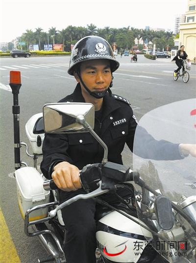 清溪公安分局巡警谢堂周 本版图片均由东莞时报首席记者 赵宏杰 记者 马一兵 摄
