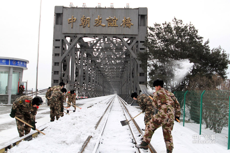 武警清理中朝边境大桥积雪确保出入境畅通
