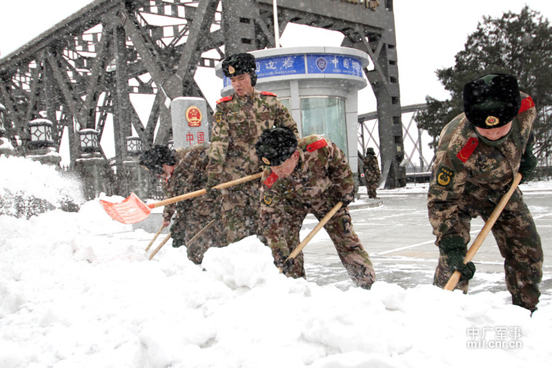 武警清理中朝边境大桥积雪确保出入境畅通
