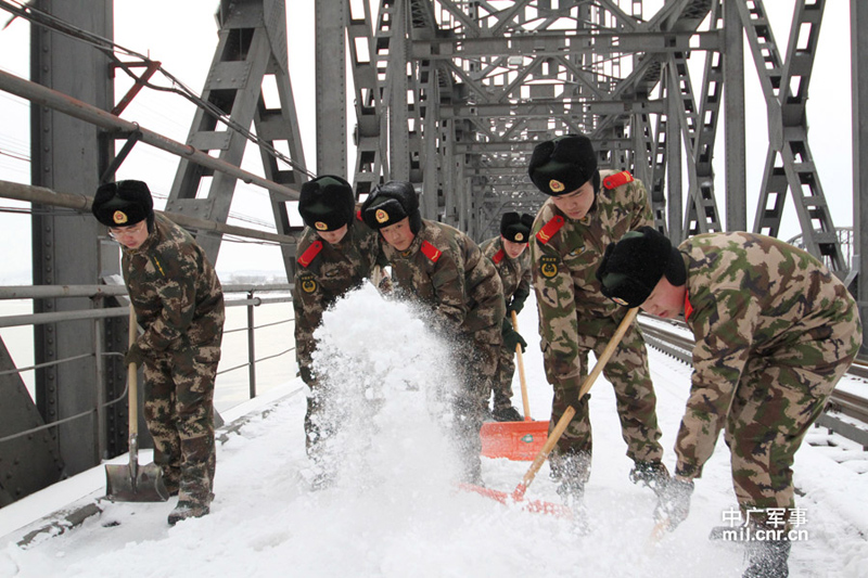 武警清理中朝边境大桥积雪确保出入境畅通