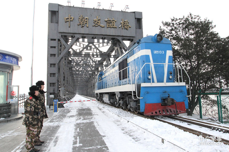 武警清理中朝边境大桥积雪确保出入境畅通