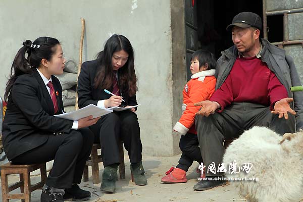 该院大兴法庭法官在农户家中调查处理一起交通事故人身损害赔偿纠纷。