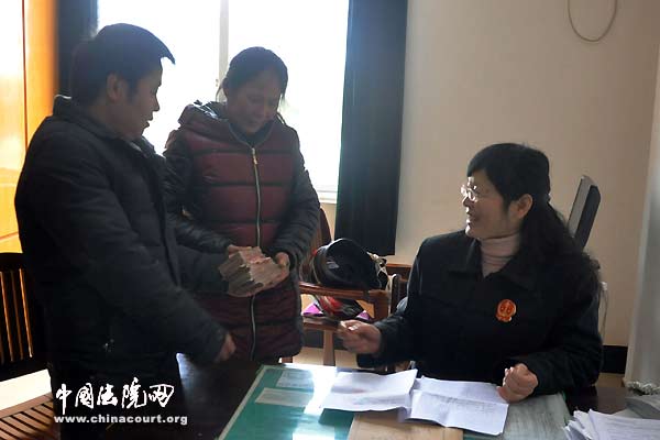 法官对被告曹某就判决书提出的疑问进行了详细解答，让其消除疑惑，主动履行了给付70967.67元的义务。